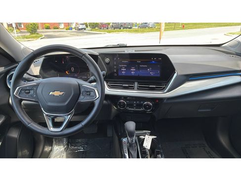 Used 2025 Chevrolet Trax LT w/ LT Convenience Package FWD image 12