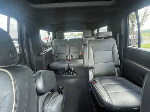 Used 2023 GMC Yukon XL SLT w/ SLT Premium Package AWD/4WD image 25