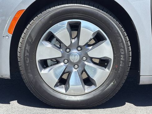 Used 2017 Chrysler Pacifica Platinum FWD image 37