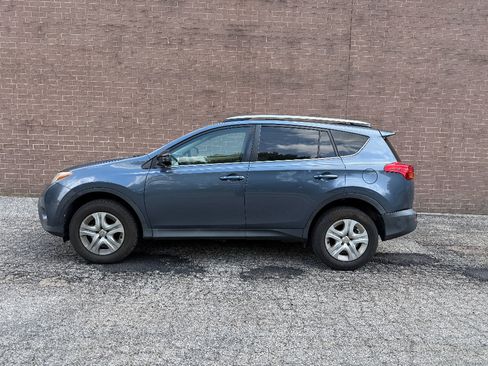 Used 2013 Toyota RAV4 LE FWD image 3
