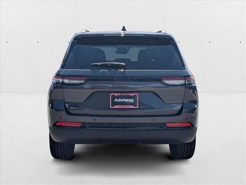 New 2025 Jeep Grand Cherokee Altitude image 7