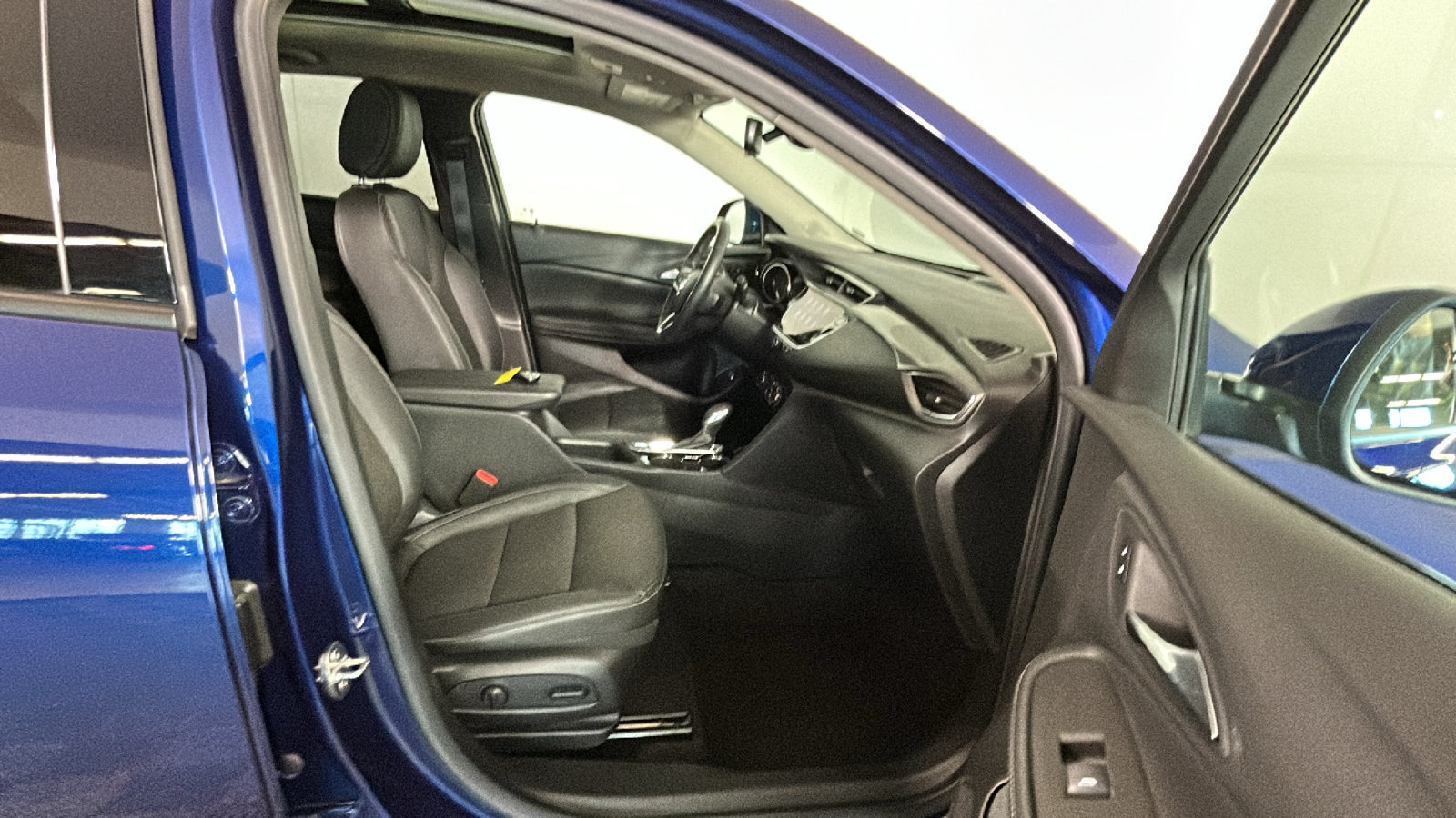 Used 2023 Buick Encore GX Essence w/ Experience Buick Package FWD image 37