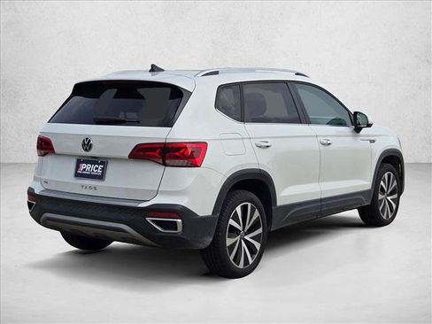 Used 2024 Volkswagen Taos SE w/ Panoramic Sunroof Package FWD image 5