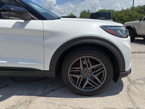 Used 2025 Ford Explorer ST RWD image 9