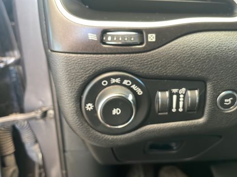 Used 2019 Jeep Cherokee Trailhawk w/ Comfort/Convenience Group AWD/4WD image 2