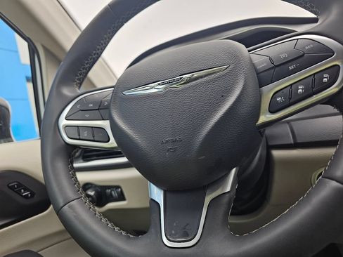 Used 2024 Chrysler Pacifica Touring-L FWD image 18