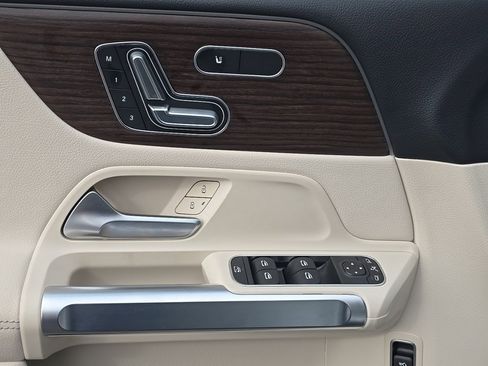New 2025 Mercedes-Benz GLB 250 4MATIC image 12