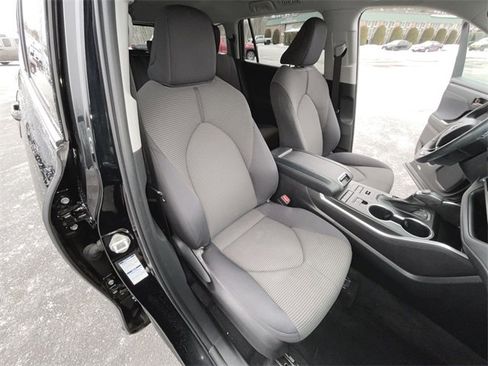 Used 2022 Toyota Highlander LE image 26