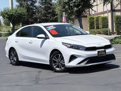 Used 2023 Kia Forte LXS w/ LXS Technology Package FWD image 2