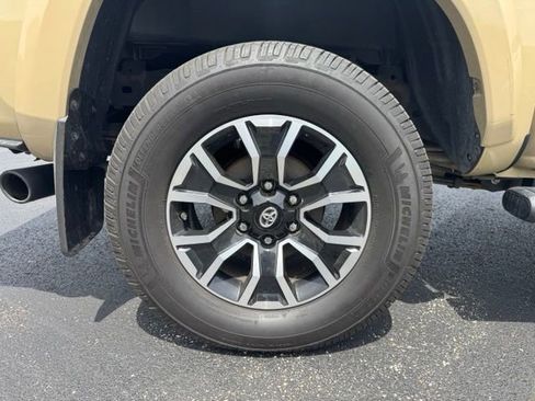 Used 2020 Toyota Tacoma TRD Sport w/ Technology Package AWD/4WD image 9