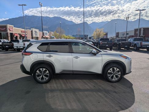 Used 2022 Nissan Rogue SV image 2