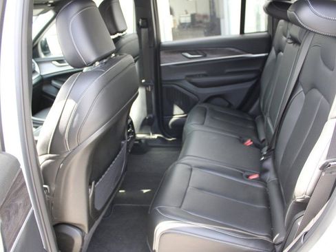 Used 2025 Jeep Grand Cherokee Limited image 27