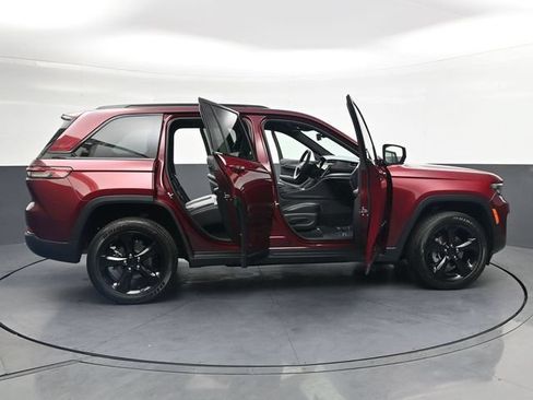 Used 2024 Jeep Grand Cherokee Altitude AWD/4WD image 36