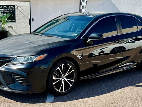 Used 2020 Toyota Camry SE FWD image 2
