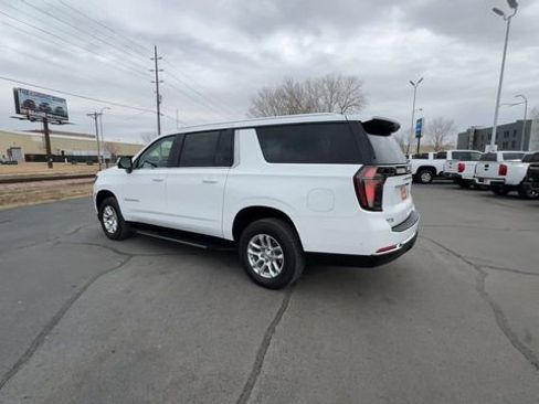 Used 2025 Chevrolet Suburban LT w/ Comfort Package image 6