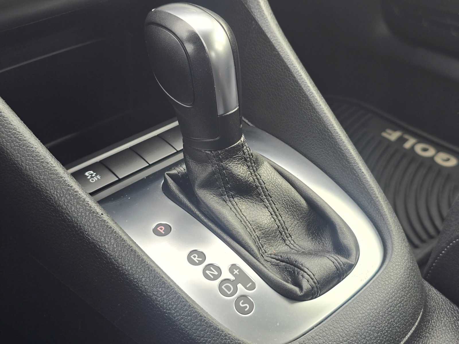Used 2012 Volkswagen Golf 4-Door FWD image 27