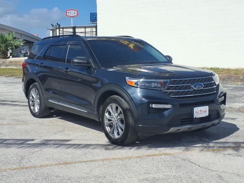 Certified 2023 Ford Explorer XLT w/ Equipment Group 202A AWD/4WD image 9