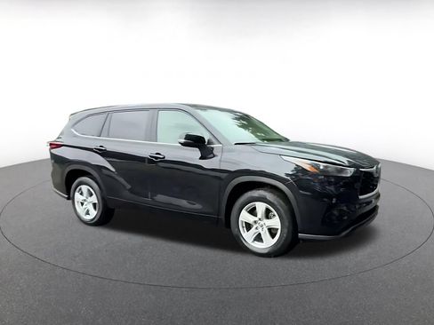 Used 2025 Toyota Highlander LE FWD image 2