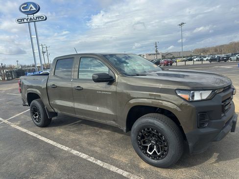 Used 2024 Chevrolet Colorado W/T image 1