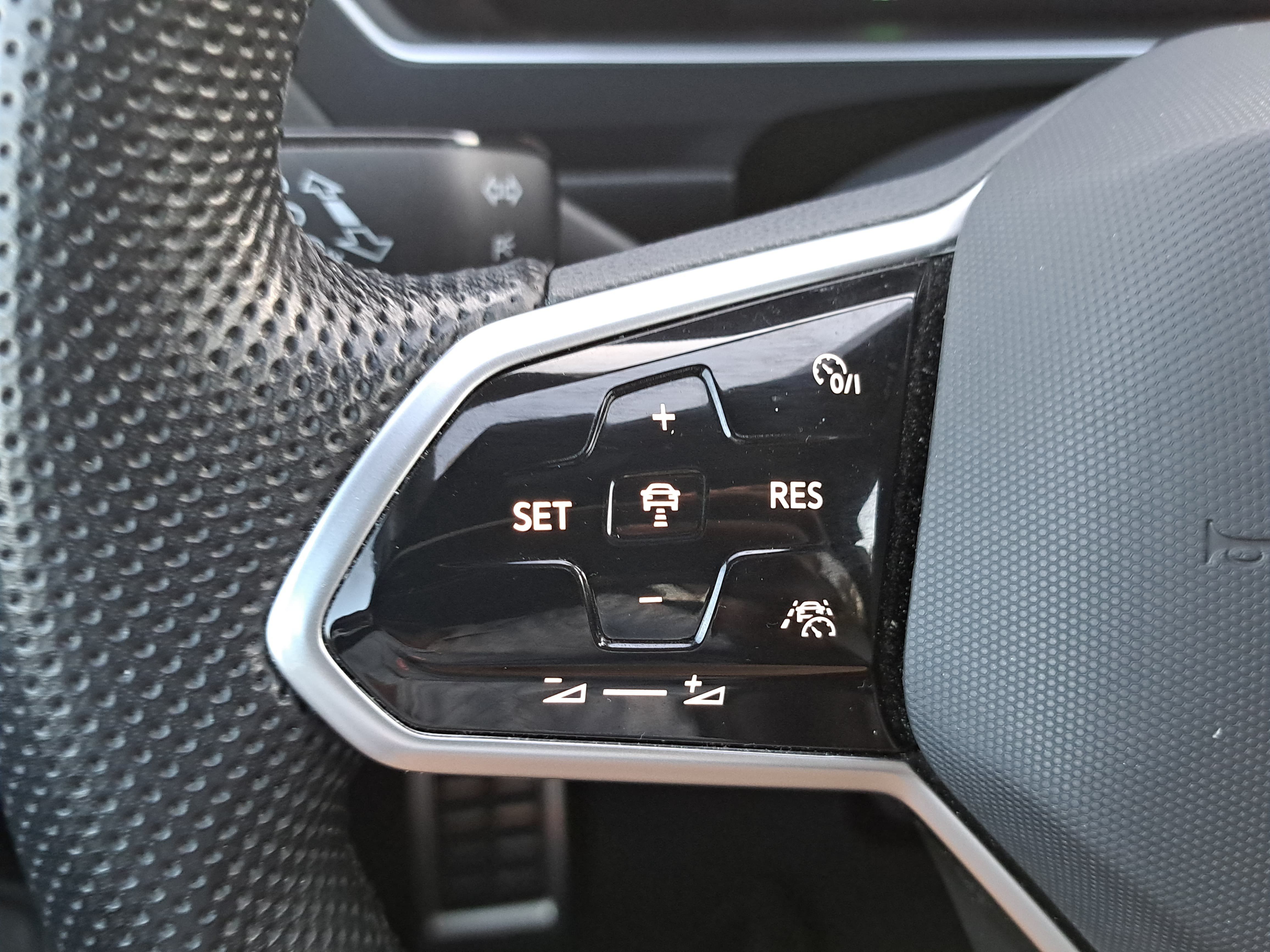 Used 2024 Volkswagen Tiguan SE R-Line AWD/4WD image 18