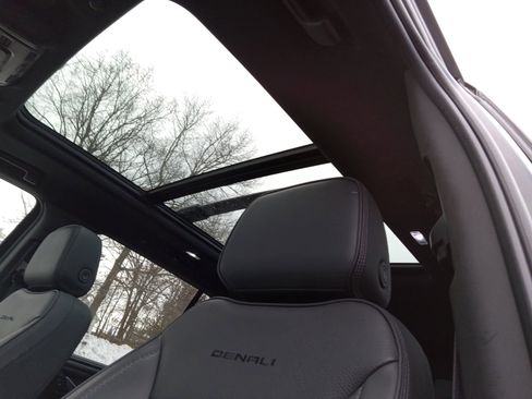 Used 2021 GMC Yukon Denali w/ Denali Premium Package image 10