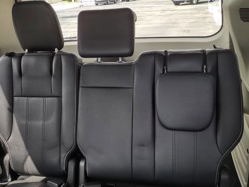 Used 2015 Chrysler Town & Country Touring w/ Driver Convenience Group image 37