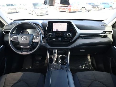 Used 2024 Toyota Highlander LE image 11