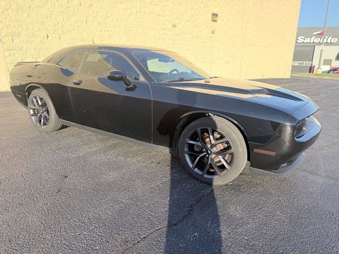 Used 2019 Dodge Challenger SXT w/ Plus Package image 6