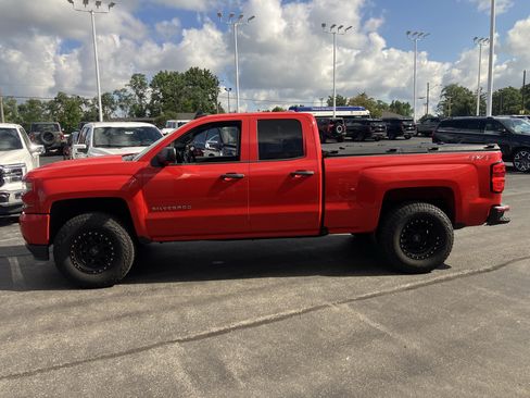 Used 2019 Chevrolet Silverado 1500 Custom w/ Custom Convenience Package AWD/4WD image 4