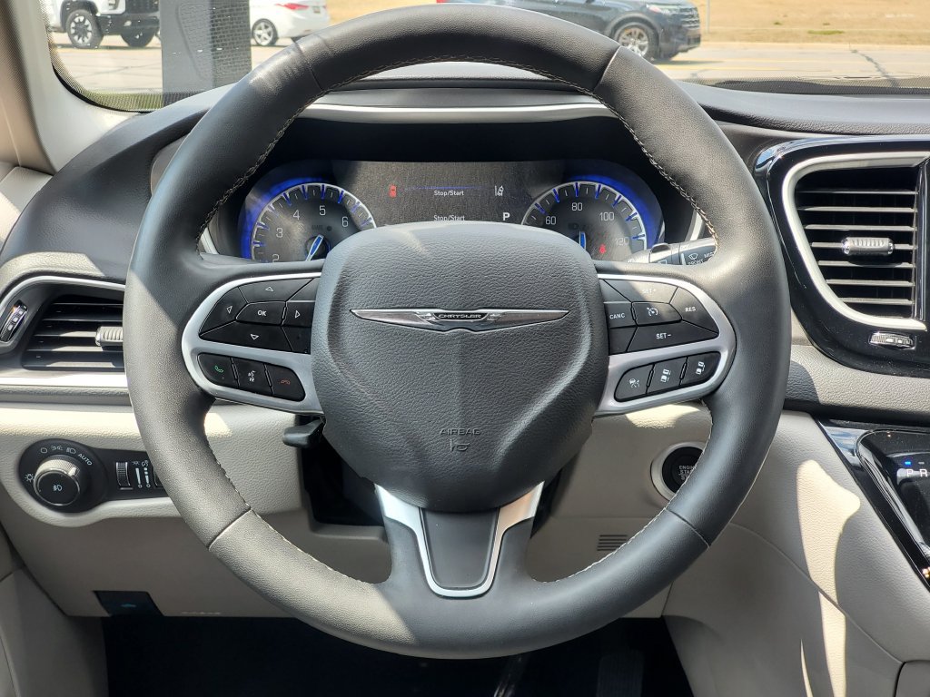 Used 2024 Chrysler Pacifica Touring-L FWD image 25