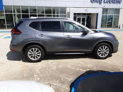 Used 2018 Nissan Rogue SV image 8