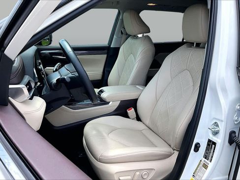 Used 2021 Toyota Highlander Platinum FWD image 8