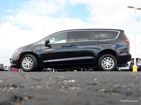 Used 2026 Chrysler Pacifica Select image 31