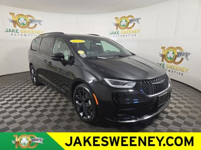 Used 2023 Chrysler Pacifica Touring-L w/ Uconnect Theater Family Group