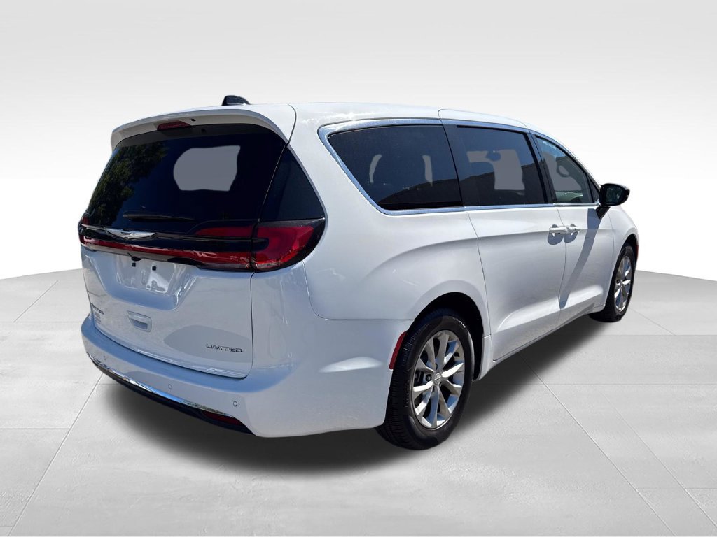 Used 2026 Chrysler Pacifica Limited FWD image 2