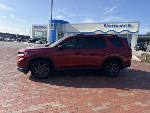 Used 2023 Honda Pilot Sport image 3