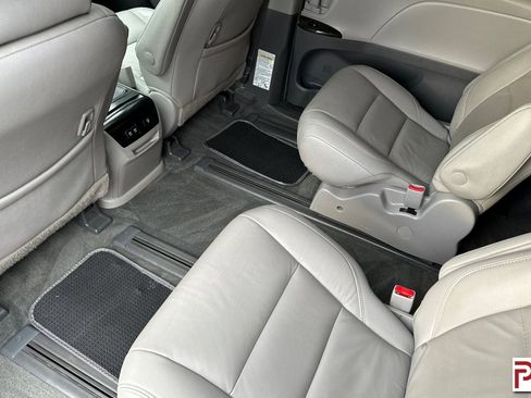 Used 2018 Toyota Sienna XLE Premium image 14