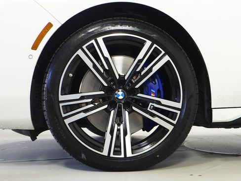 Used 2023 BMW 740i w/ Parking Assistance Package image 5