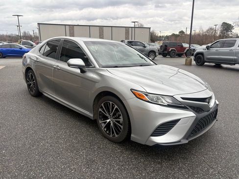 Used 2018 Toyota Camry SE image 9
