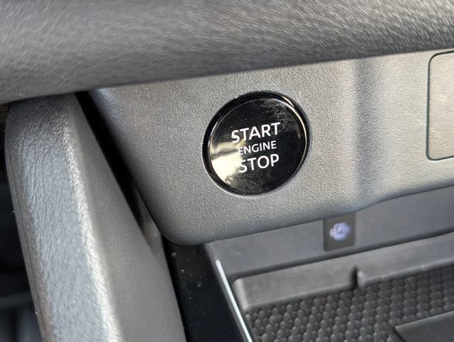 Used 2025 Nissan Rogue SL AWD/4WD image 29