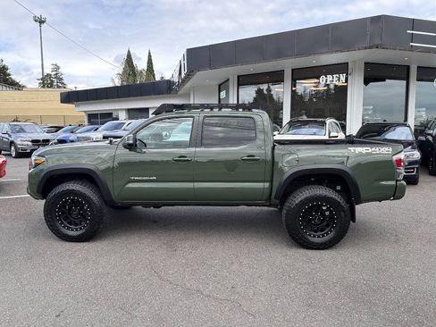 Used 2021 Toyota Tacoma TRD Off-Road w/ TRD Premium Off Road Package AWD/4WD image 3