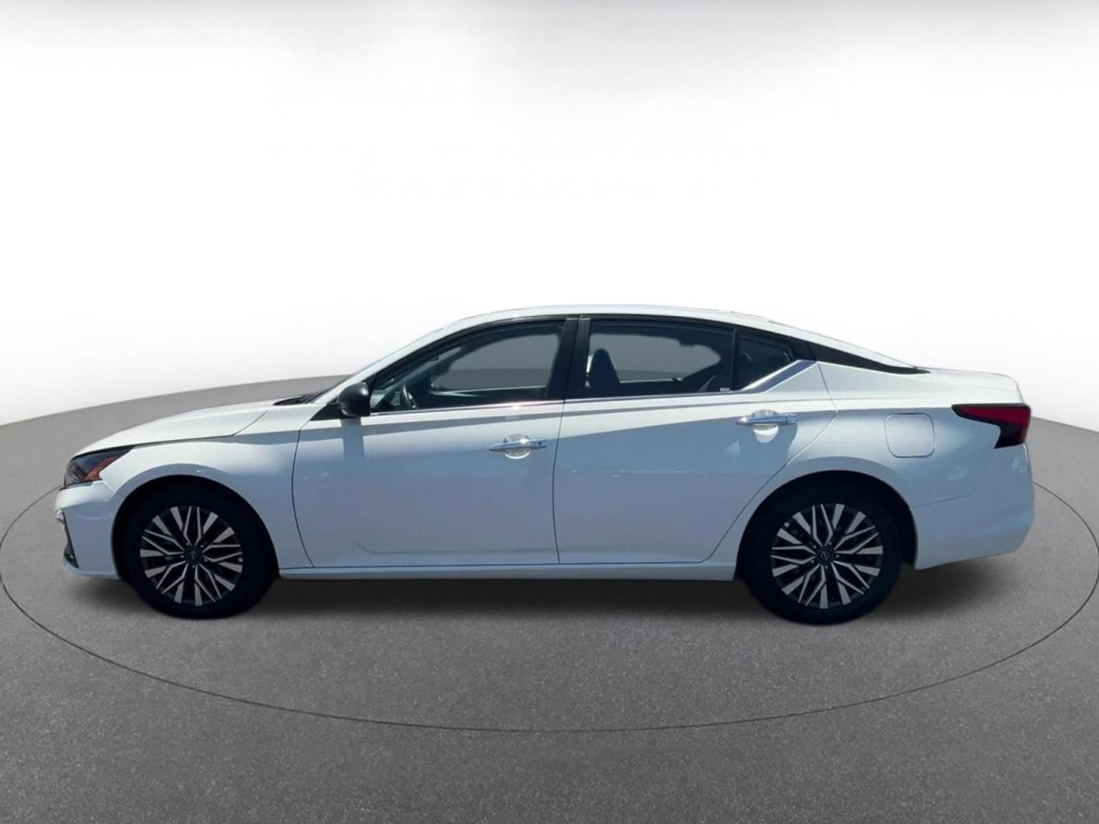 Used 2025 Nissan Altima 2.5 SV FWD image 8