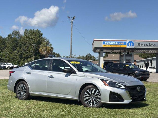 Used 2025 Nissan Altima 2.5 SV FWD image 14