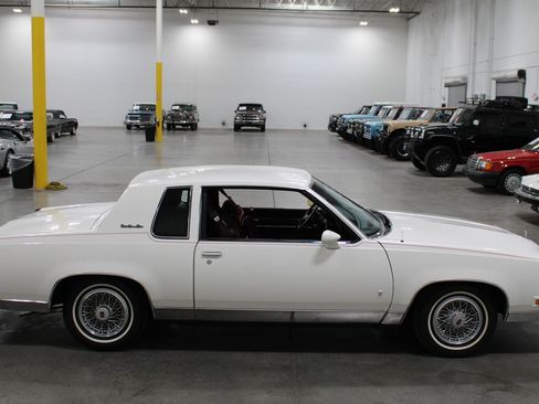 Used 1988 Oldsmobile Cutlass Supreme Classic Brougham RWD image 8