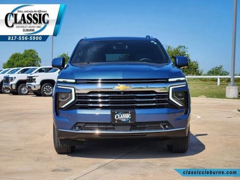 Used 2025 Chevrolet Suburban LT w/ Comfort Package AWD/4WD image 5