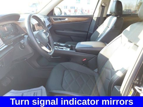 Used 2025 Volkswagen Atlas SE image 31