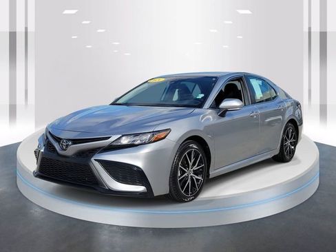 Used 2024 Toyota Camry SE image 3