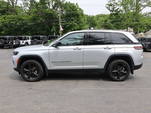 Used 2025 Jeep Grand Cherokee Altitude AWD/4WD image 4