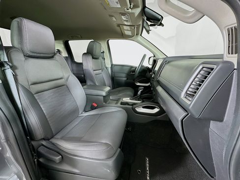 Used 2024 Nissan Frontier SV image 28