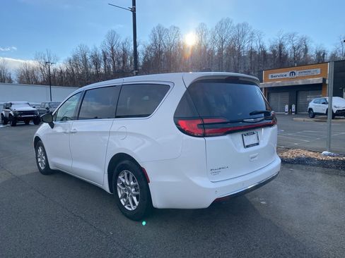 Used 2024 Chrysler Pacifica Touring-L FWD image 4